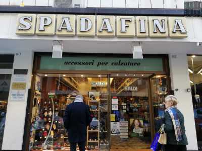 Proseguiamo per via Calefati e giriamo dopo due isolati a destra, su via Principe Amedeo. Quasi ad angolo con via Sparano ci attende il negozio di accessori per calzature e articoli per la casa pi� antico della citt�: Spadafina 1904